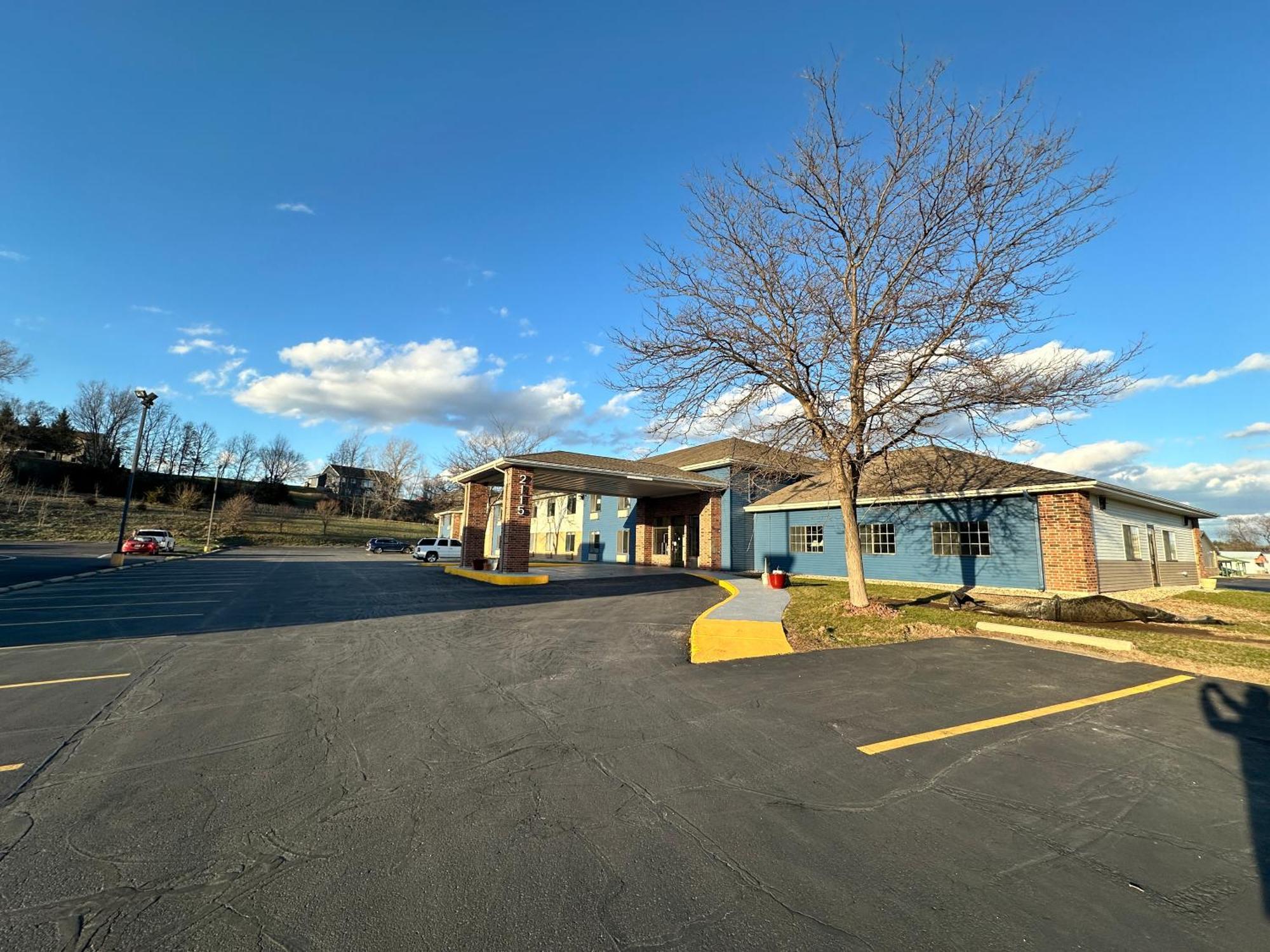 Americinn By Wyndham Reedsburg Bagian luar foto